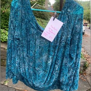 Free People Off the Shoulder Top. Size M. Beautiful! Turquoise! Easy to wear.